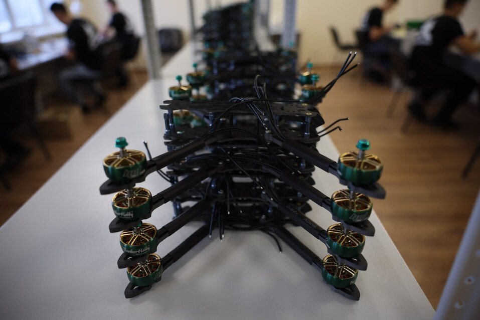 Алексей Текслер отправил на фронт новые челябинские дроны. Фото 2 Алексей Текслер отправил на фронт новые челябинские дроны. Фото 2