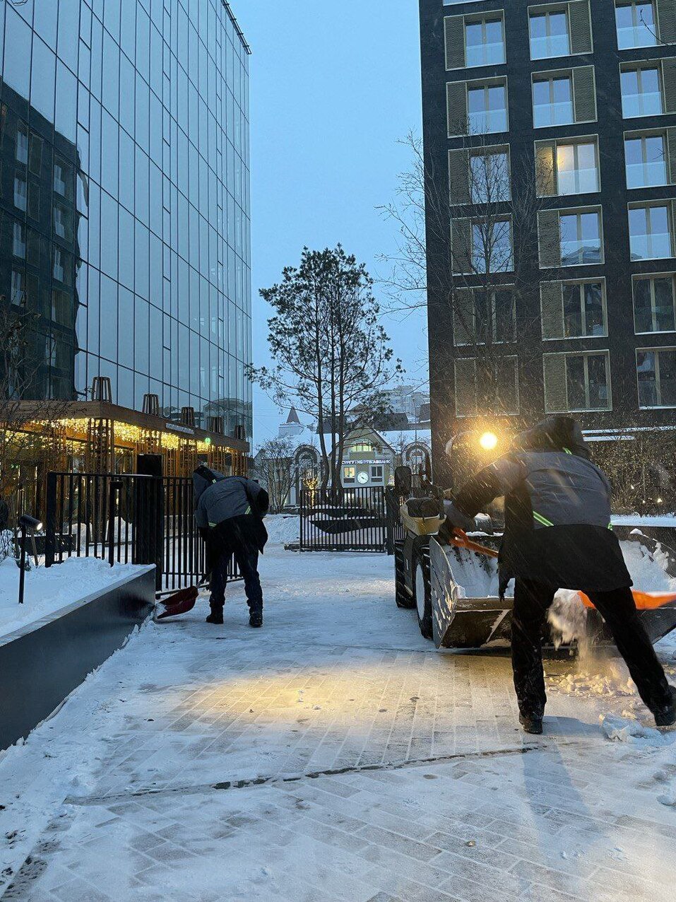 Тюменский бизнесмен пожаловался на УК элитного дома из-за неубранного снега 1 Тюменский бизнесмен пожаловался на УК элитного дома из-за неубранного снега 1