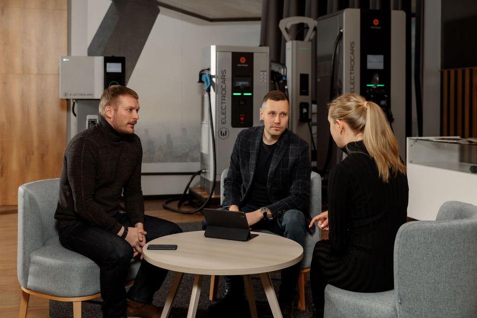 «Нужно больше зарядных станций, чтобы владельцы электромобилей не были заперты в городе»
5 «Нужно больше зарядных станций, чтобы владельцы электромобилей не были заперты в городе»
5