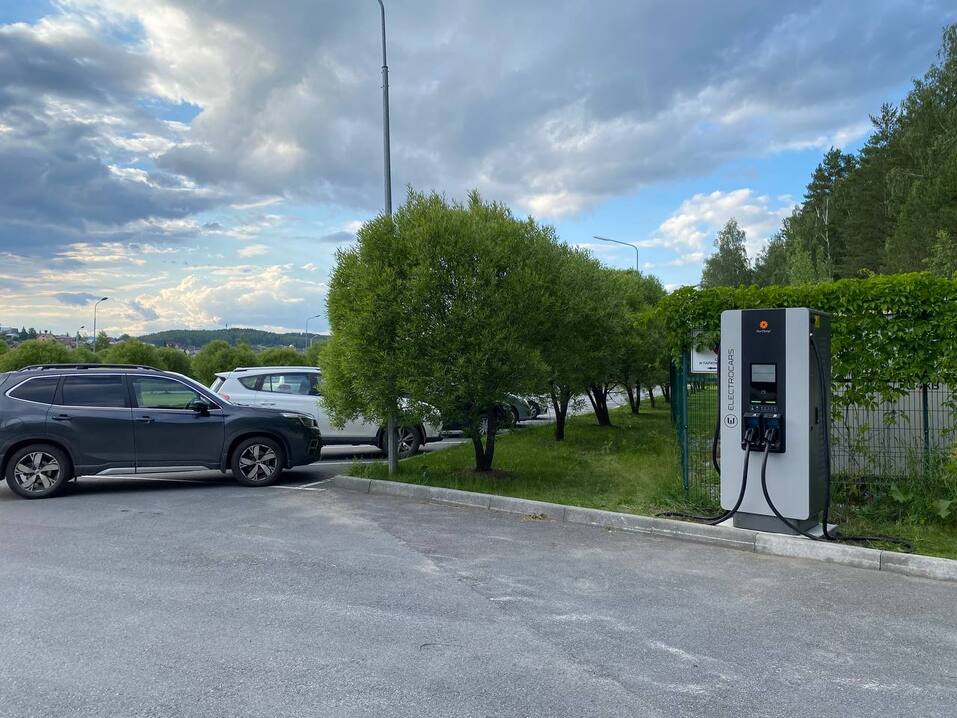 «Нужно больше зарядных станций, чтобы владельцы электромобилей не были заперты в городе»
9 «Нужно больше зарядных станций, чтобы владельцы электромобилей не были заперты в городе»
9