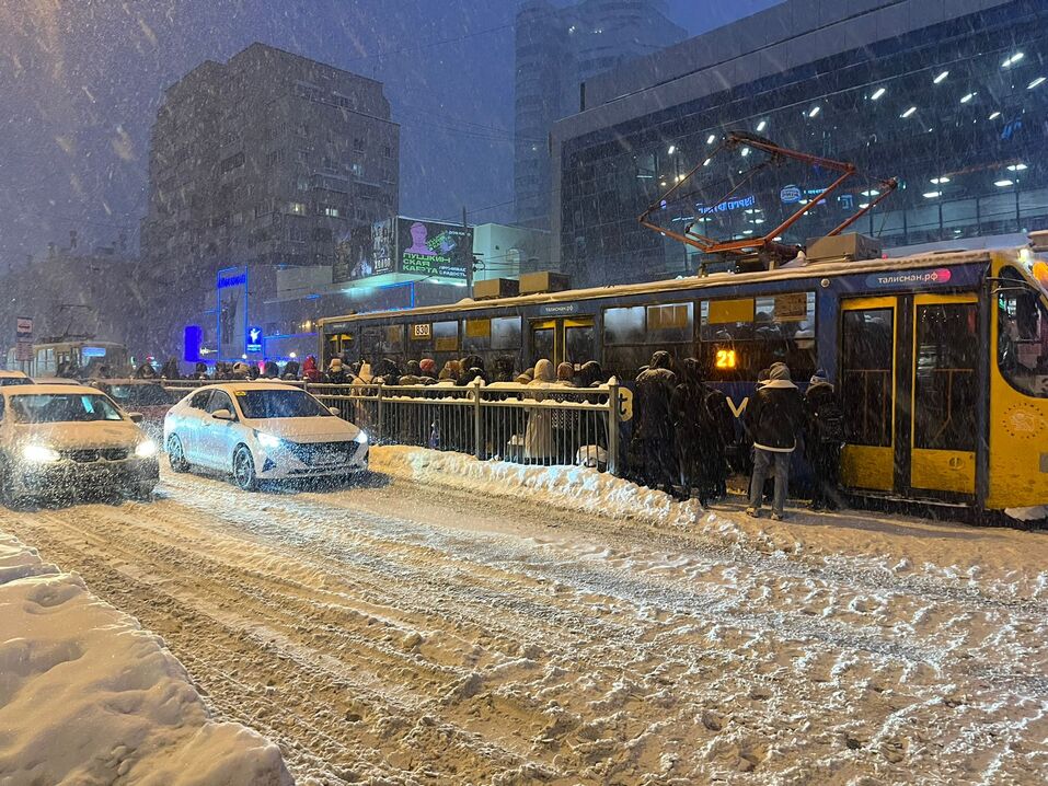 Екатеринбург vs стихия: город второй день заваливает снегом 2 Екатеринбург vs стихия: город второй день заваливает снегом 2