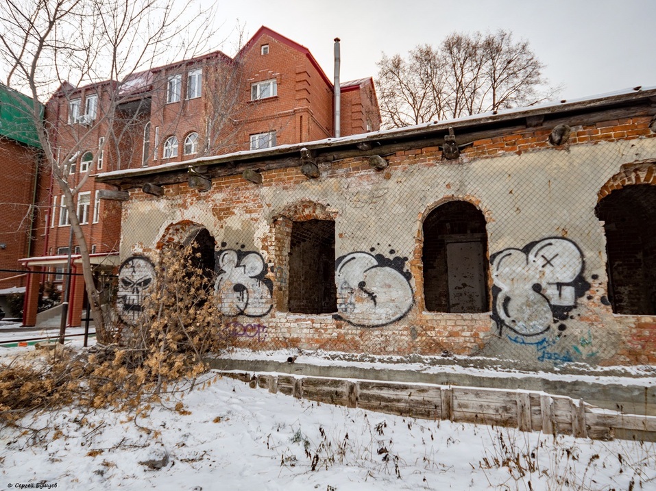 Полуразрушенное здание гауптвахты на тюменской набережной отреставрируют через суд 2 Полуразрушенное здание гауптвахты на тюменской набережной отреставрируют через суд 2