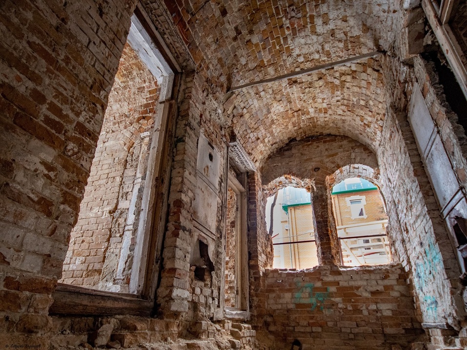 Полуразрушенное здание гауптвахты на тюменской набережной отреставрируют через суд 3 Полуразрушенное здание гауптвахты на тюменской набережной отреставрируют через суд 3