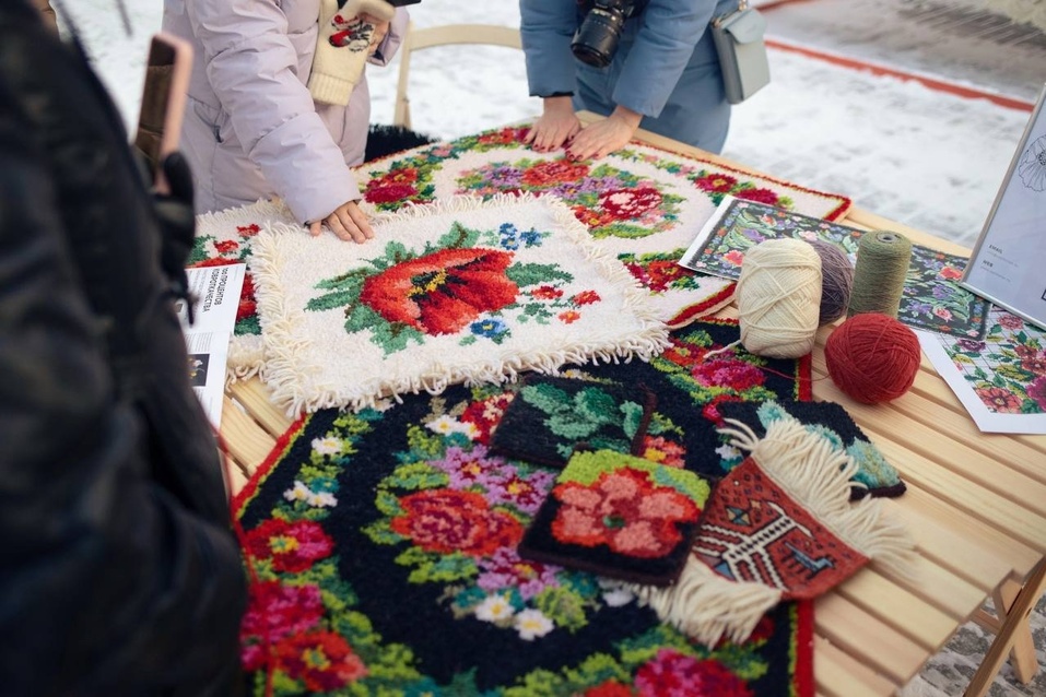 Тюменской махровый ковер вморозили в лед одного из городских катков 2 Тюменской махровый ковер вморозили в лед одного из городских катков 2