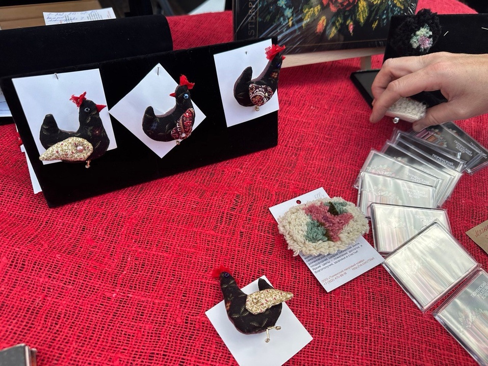 Тюменской махровый ковер вморозили в лед одного из городских катков 3 Тюменской махровый ковер вморозили в лед одного из городских катков 3