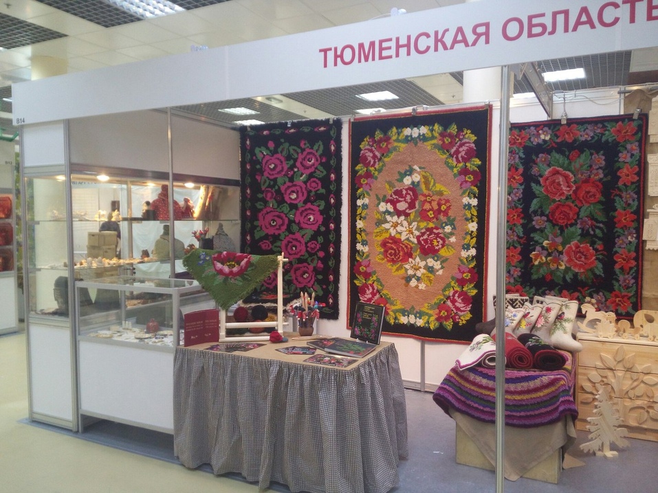 Тюменской махровый ковер вморозили в лед одного из городских катков 4 Тюменской махровый ковер вморозили в лед одного из городских катков 4