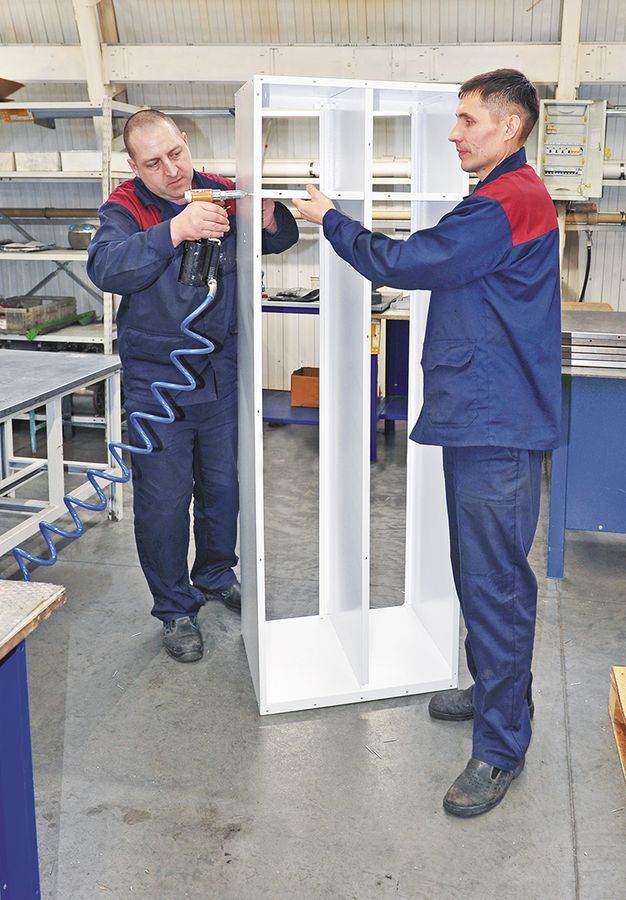 Своя мебель. Как на АПЗ освоили сборку шкафов и стеллажей 1 Своя мебель. Как на АПЗ освоили сборку шкафов и стеллажей 1