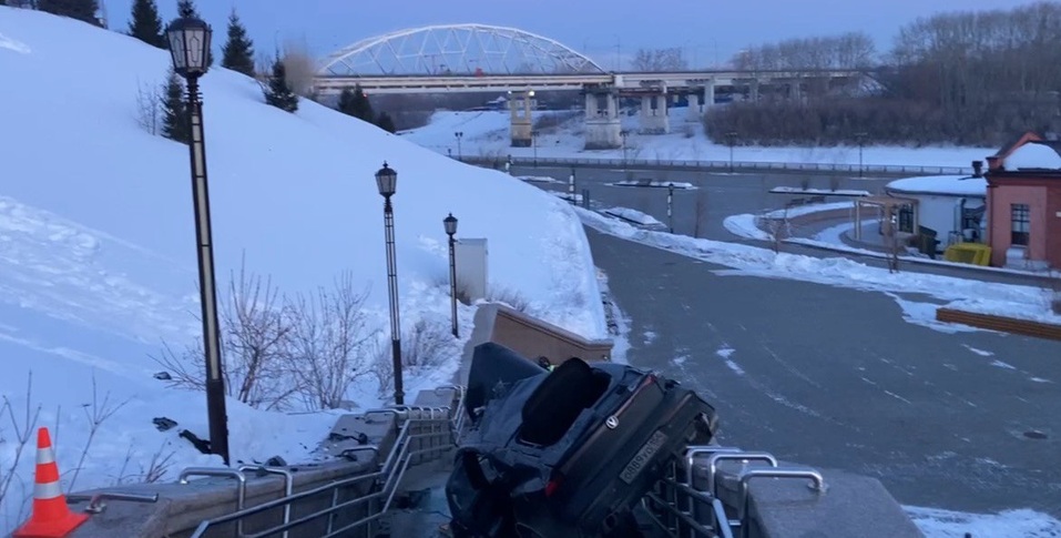 Житель Тюмени обнаружил на набережной Туры машину с погибшим водителем 2 Житель Тюмени обнаружил на набережной Туры машину с погибшим водителем 2