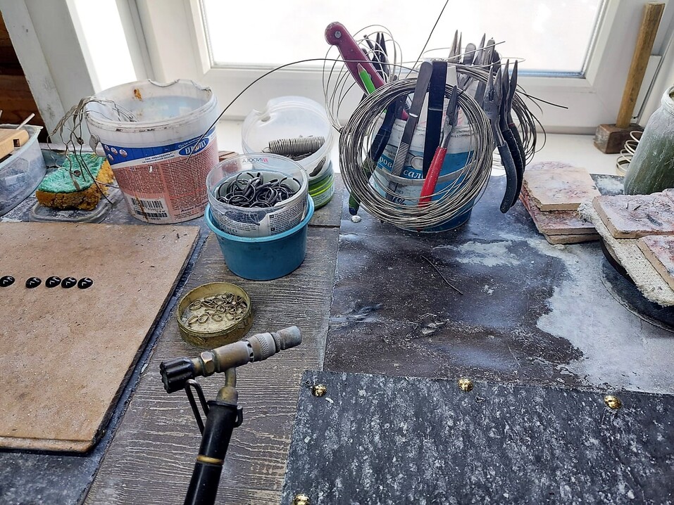 Рабочее место мастера-ювелира Рабочее место мастера-ювелира