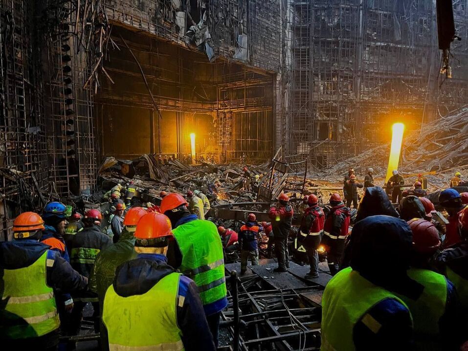 Екатеринбург скорбит, в городе прошли акции памяти. А волонтеры уехали на место теракта 2 Екатеринбург скорбит, в городе прошли акции памяти. А волонтеры уехали на место теракта 2