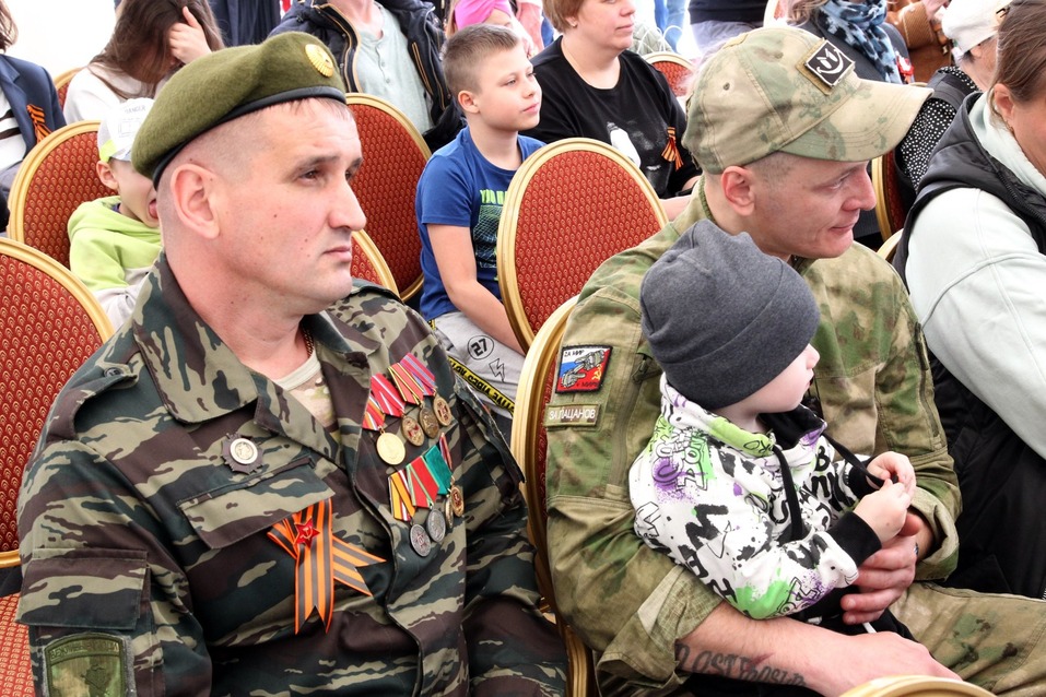 Оркестр, солдатская каша и гигантский торт: как в Среднеуральске поздравили ветеранов 2 Оркестр, солдатская каша и гигантский торт: как в Среднеуральске поздравили ветеранов 2