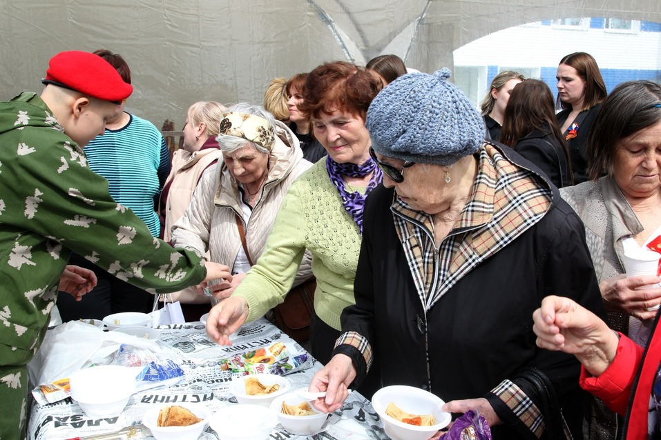 Оркестр, солдатская каша и гигантский торт: как в Среднеуральске поздравили ветеранов 3 Оркестр, солдатская каша и гигантский торт: как в Среднеуральске поздравили ветеранов 3