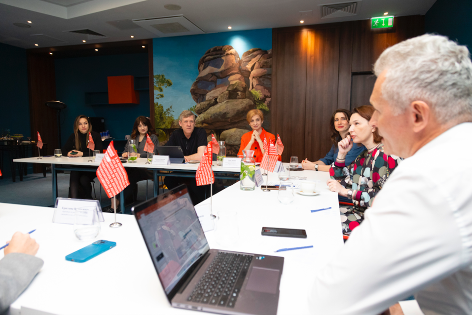 Запись к ИИ-доктору: о чем говорили эксперты на круглом столе по частной медицине 2 Запись к ИИ-доктору: о чем говорили эксперты на круглом столе по частной медицине 2