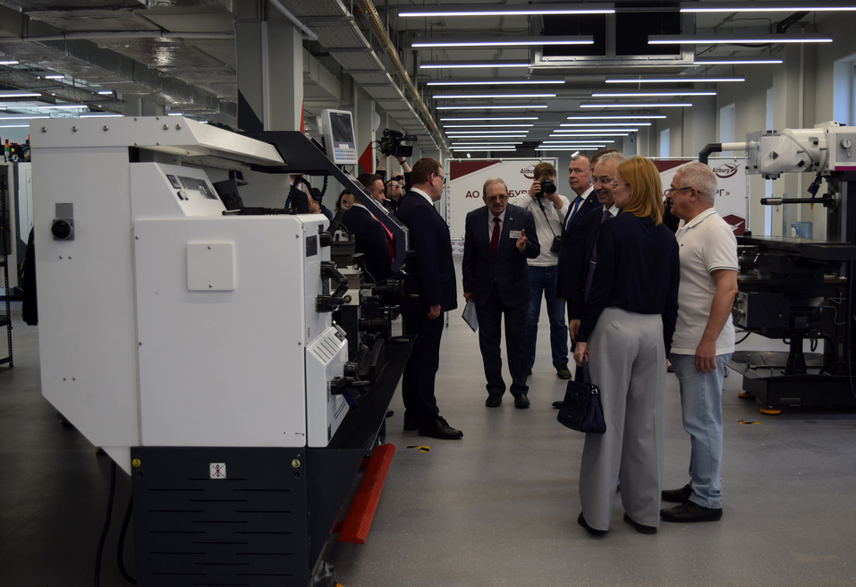 На Среднем Урале наладили производство беспилотников. Кадры будут готовить уже со школы 5 На Среднем Урале наладили производство беспилотников. Кадры будут готовить уже со школы 5