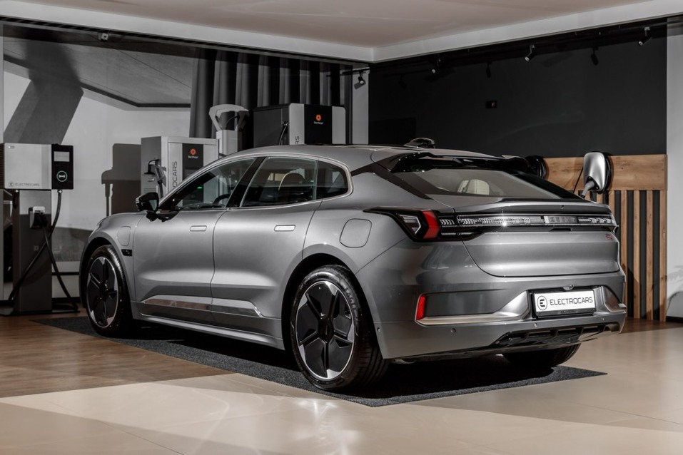 Ездят ли в Китае на популярных в России премиальных электромобилях и гибридах? Топ-5 18 Ездят ли в Китае на популярных в России премиальных электромобилях и гибридах? Топ-5 18