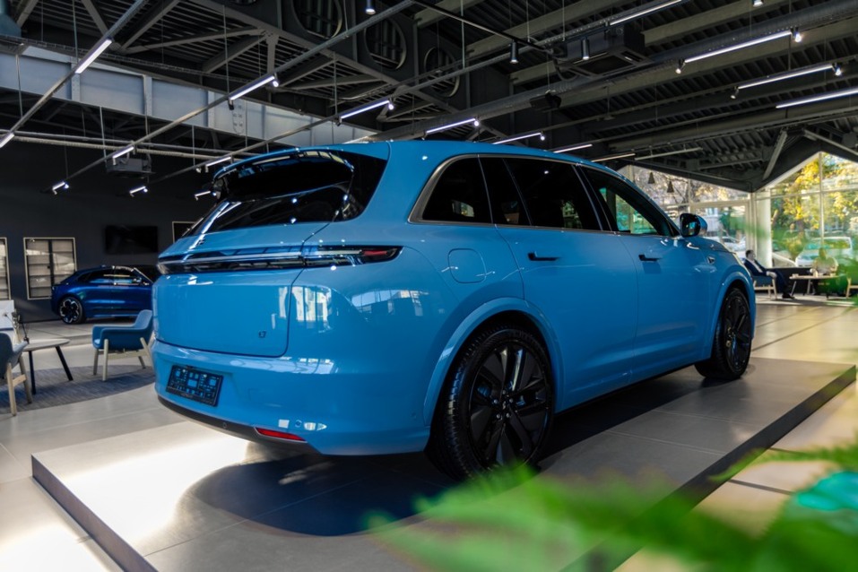 Ездят ли в Китае на популярных в России премиальных электромобилях и гибридах? Топ-5 7 Ездят ли в Китае на популярных в России премиальных электромобилях и гибридах? Топ-5 7