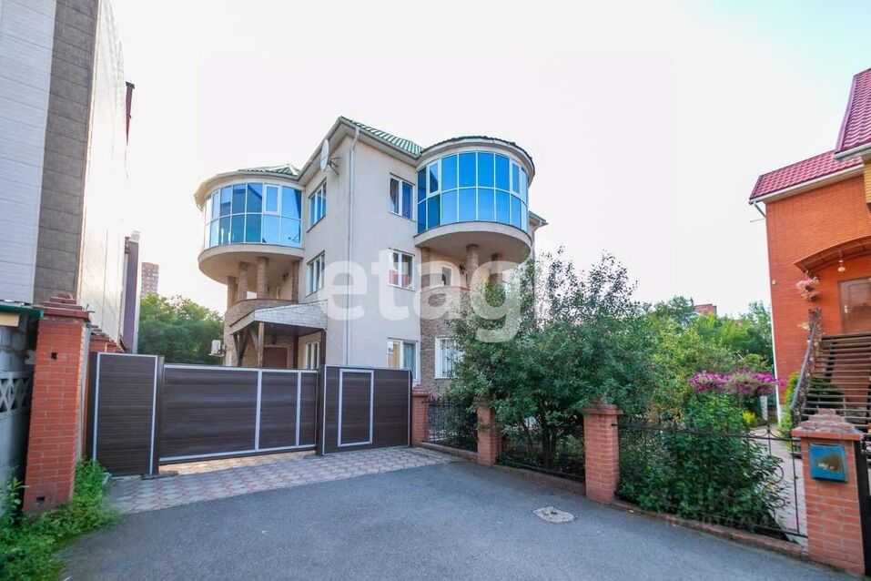 Забавная недвижимость: в Красноярске продается дом с фонтаном внутри
1 Забавная недвижимость: в Красноярске продается дом с фонтаном внутри
1