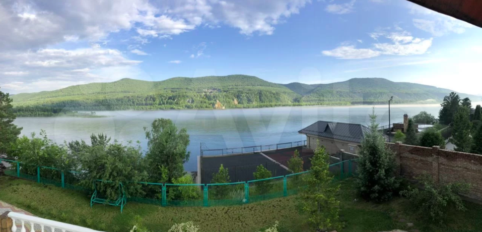 Вид на Енисей и уважаемые соседи: коттедж за 130 млн выставили на продажу в Красноярске 1 Вид на Енисей и уважаемые соседи: коттедж за 130 млн выставили на продажу в Красноярске 1