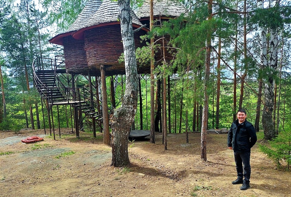 Иван Брылунов со своим домом "Гнездо кукушки" Иван Брылунов со своим домом "Гнездо кукушки"