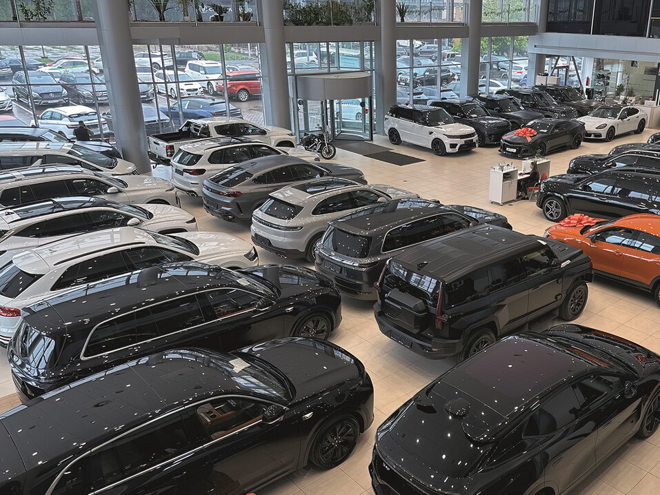 В автосалоне и парковке вокруг сейчас 300 машин, готовых к продаже В автосалоне и парковке вокруг сейчас 300 машин, готовых к продаже