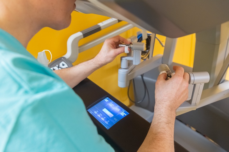 «Будущее хирургии — за роботическими системами» 1 «Будущее хирургии — за роботическими системами» 1