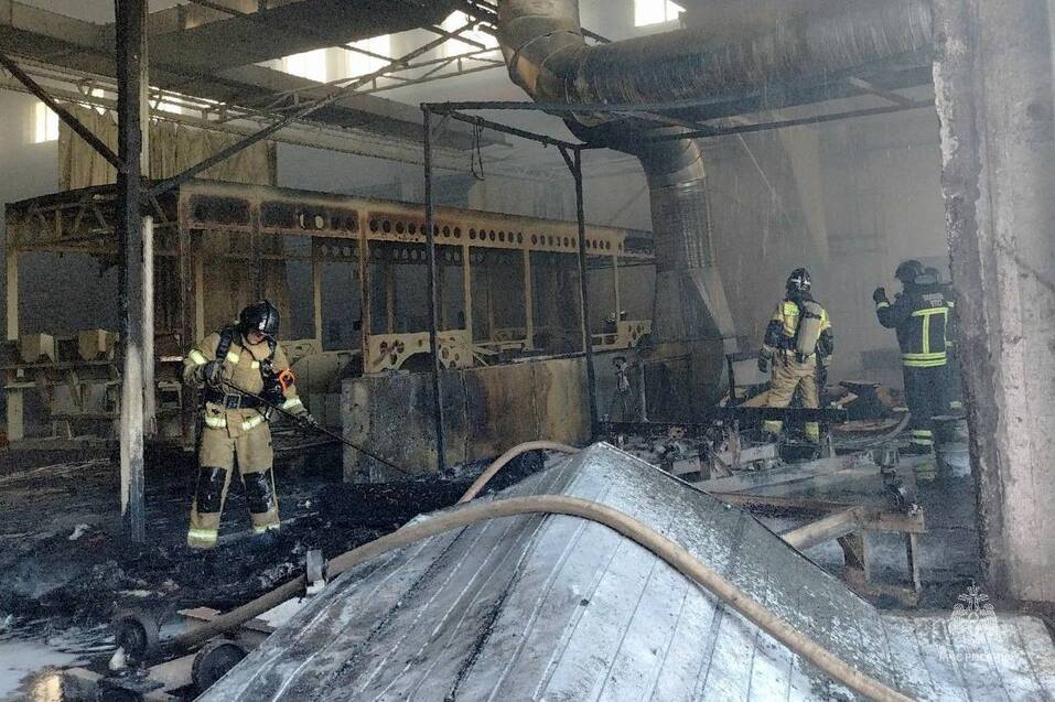 На челябинском заводе электротранспорта произошёл пожар 1 На челябинском заводе электротранспорта произошёл пожар 1