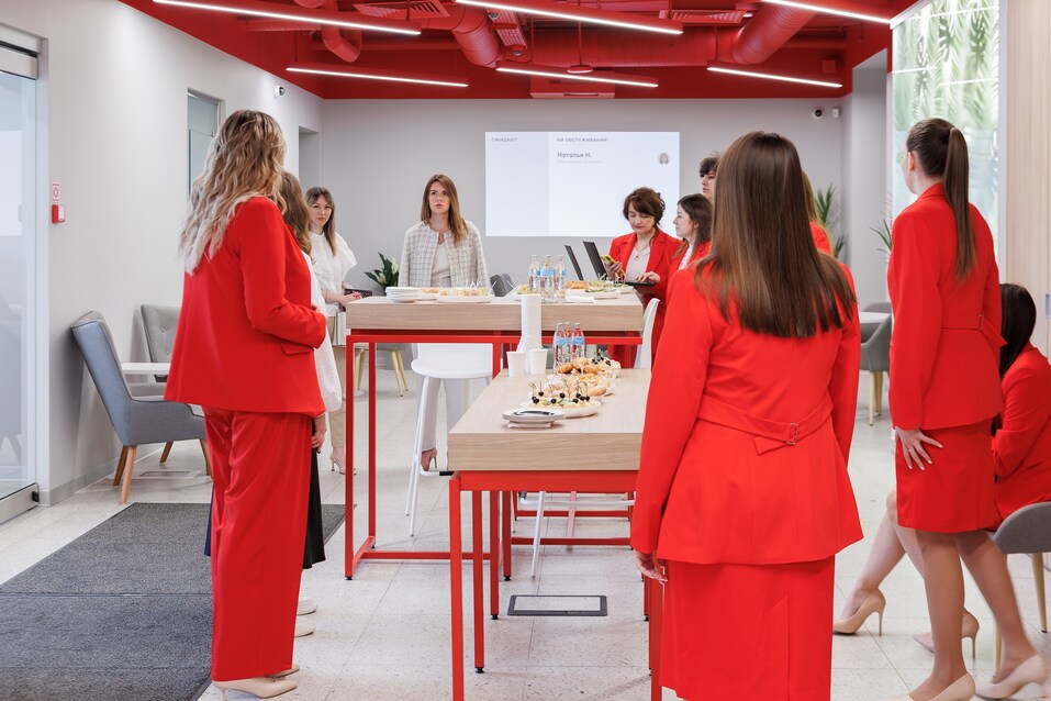 «Мы же русские люди — а поговорить?». В Альфа-Банке раскрыли секрет успеха phygital-офисов 2 «Мы же русские люди — а поговорить?». В Альфа-Банке раскрыли секрет успеха phygital-офисов 2