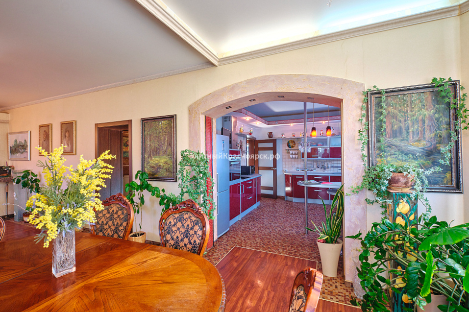 Коттедж с цветущим садом и русской баней продают за 25 млн в Красноярске 1 Коттедж с цветущим садом и русской баней продают за 25 млн в Красноярске 1