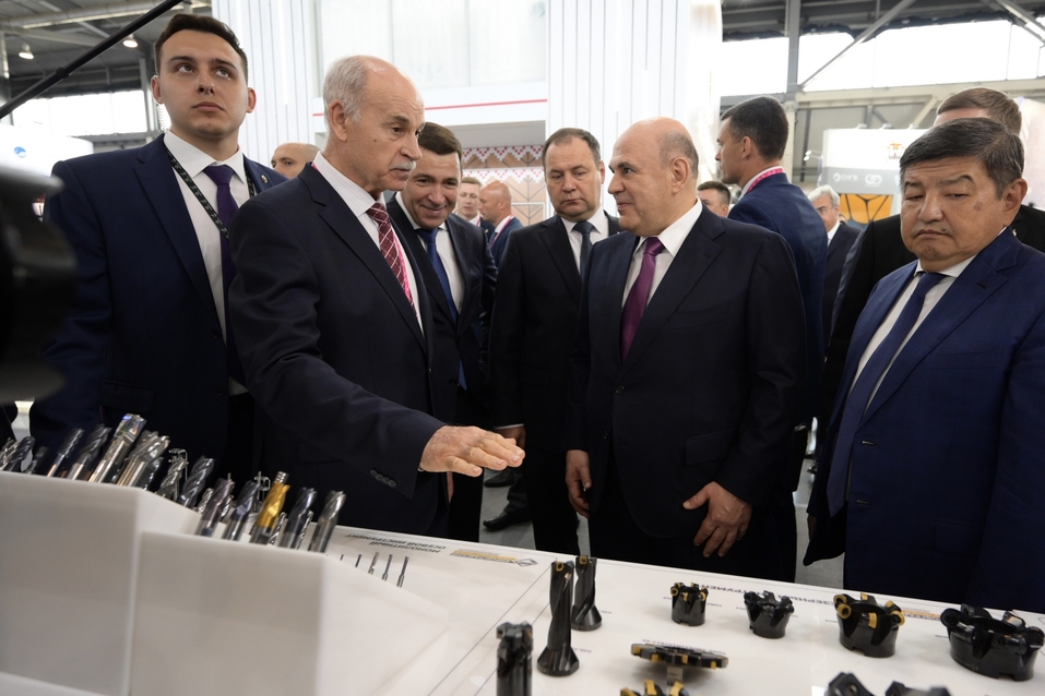 Вентилятор, трамвай и поезд: что уральцы показали Михаилу Мишустину на выставке ИННОПРОМ 1 Вентилятор, трамвай и поезд: что уральцы показали Михаилу Мишустину на выставке ИННОПРОМ 1