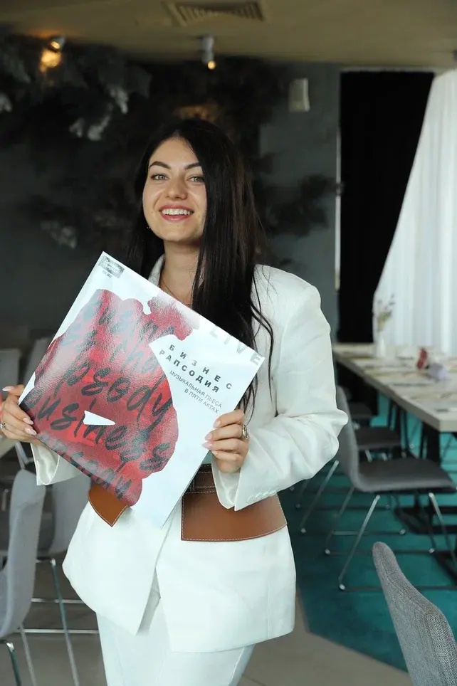 Сохранили истории в виниле: героини Бизнес-девичника получили пластинки со своими песнями 1 Сохранили истории в виниле: героини Бизнес-девичника получили пластинки со своими песнями 1