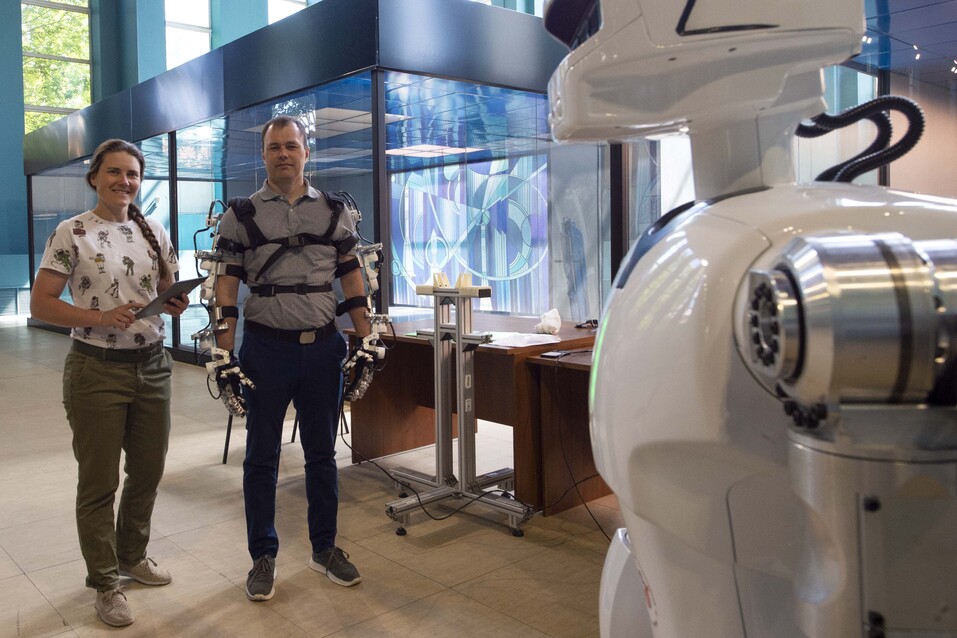 Космонавты испытали нового челябинского робота для работы на Луне 1 Космонавты испытали нового челябинского робота для работы на Луне 1