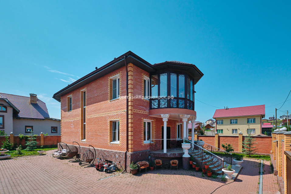 Пять спален, винтажная мебель и баня на дровах: коттедж в Солонцах продают за 49 млн 1 Пять спален, винтажная мебель и баня на дровах: коттедж в Солонцах продают за 49 млн 1