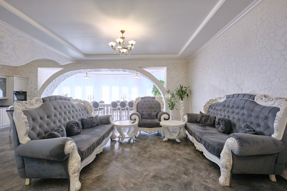 Пять спален, винтажная мебель и баня на дровах: коттедж в Солонцах продают за 49 млн 3 Пять спален, винтажная мебель и баня на дровах: коттедж в Солонцах продают за 49 млн 3