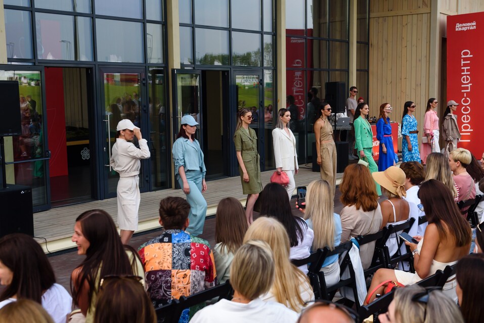 Высокая мода на зеленых полях: рассказываем о fashion-показе на Бизнес!AIR 6 Высокая мода на зеленых полях: рассказываем о fashion-показе на Бизнес!AIR 6