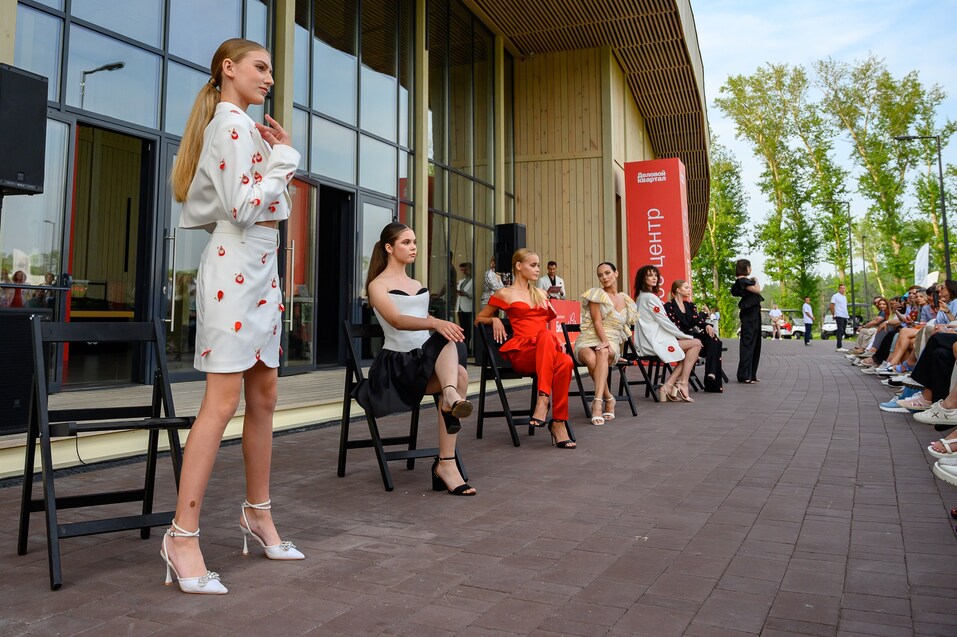 Высокая мода на зеленых полях: рассказываем о fashion-показе на Бизнес!AIR 11 Высокая мода на зеленых полях: рассказываем о fashion-показе на Бизнес!AIR 11