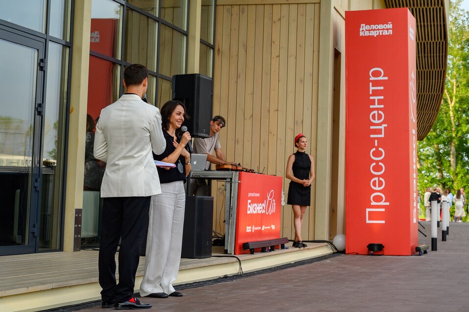 Высокая мода на зеленых полях: рассказываем о fashion-показе на Бизнес!AIR 10 Высокая мода на зеленых полях: рассказываем о fashion-показе на Бизнес!AIR 10