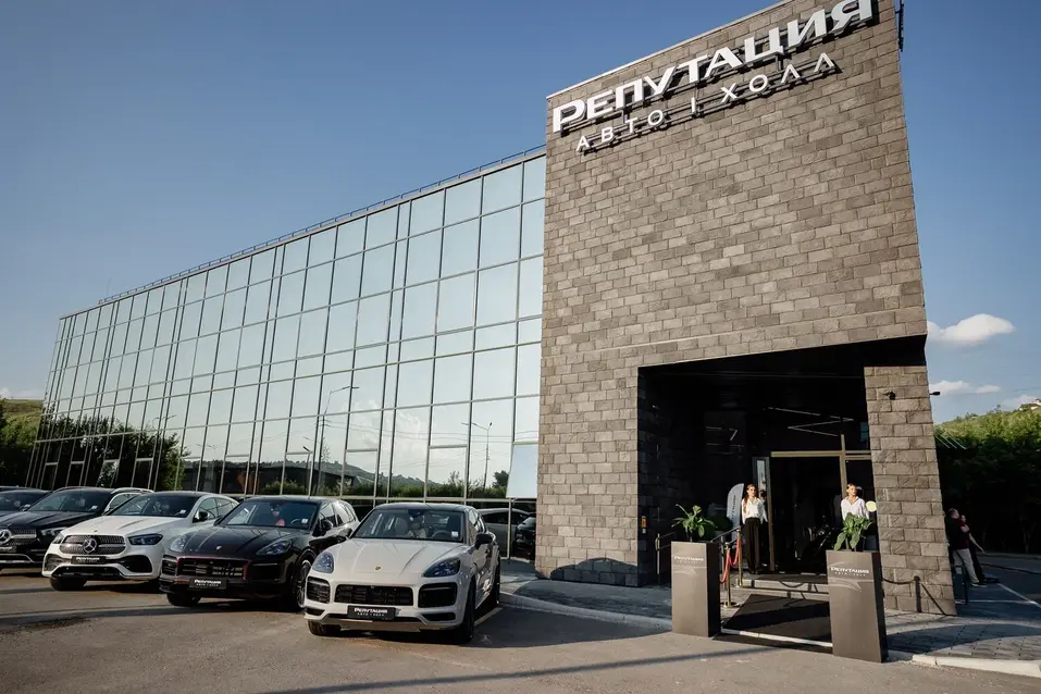 В премиальном авто-холле «Репутация» открыли галерею автомобильного искусства 7 В премиальном авто-холле «Репутация» открыли галерею автомобильного искусства 7