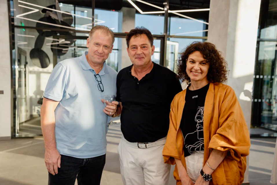 В премиальном авто-холле «Репутация» открыли галерею автомобильного искусства 2 В премиальном авто-холле «Репутация» открыли галерею автомобильного искусства 2