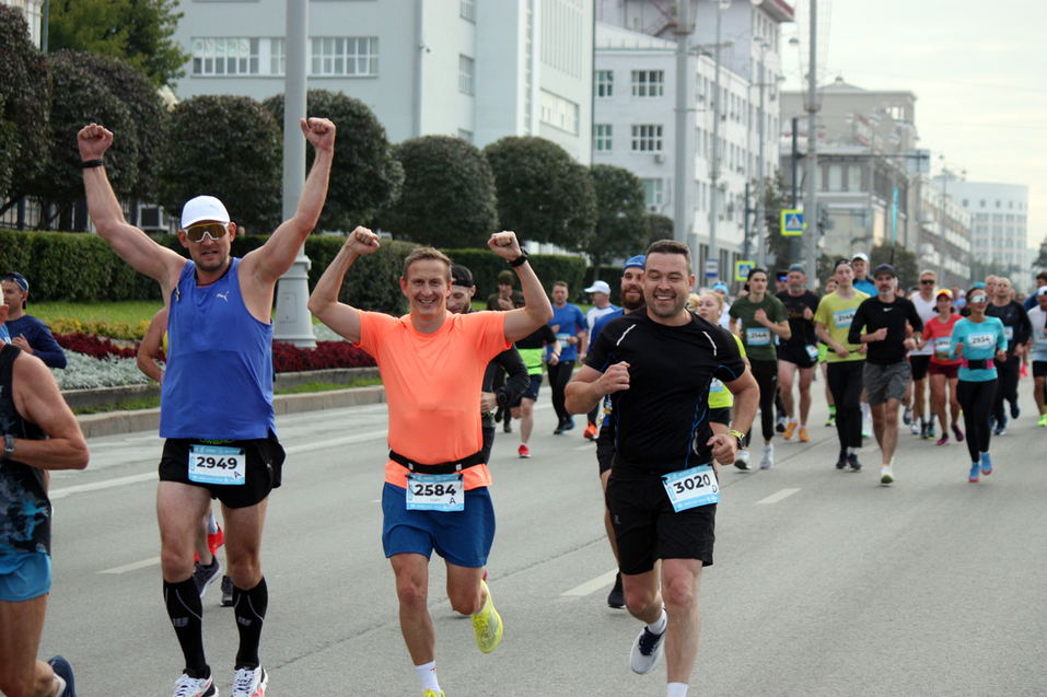 На старт пробега «Европа-Азия» в Екатеринбурге вышли бегуны из 352 городов / ФОТОРЕПОРТАЖ 14 На старт пробега «Европа-Азия» в Екатеринбурге вышли бегуны из 352 городов / ФОТОРЕПОРТАЖ 14