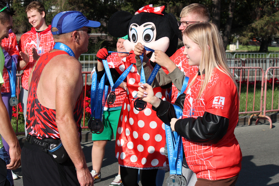 На старт пробега «Европа-Азия» в Екатеринбурге вышли бегуны из 352 городов / ФОТОРЕПОРТАЖ 19 На старт пробега «Европа-Азия» в Екатеринбурге вышли бегуны из 352 городов / ФОТОРЕПОРТАЖ 19