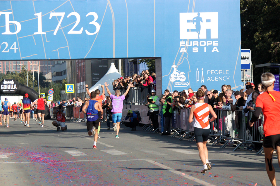 На старт пробега «Европа-Азия» в Екатеринбурге вышли бегуны из 352 городов / ФОТОРЕПОРТАЖ 18 На старт пробега «Европа-Азия» в Екатеринбурге вышли бегуны из 352 городов / ФОТОРЕПОРТАЖ 18