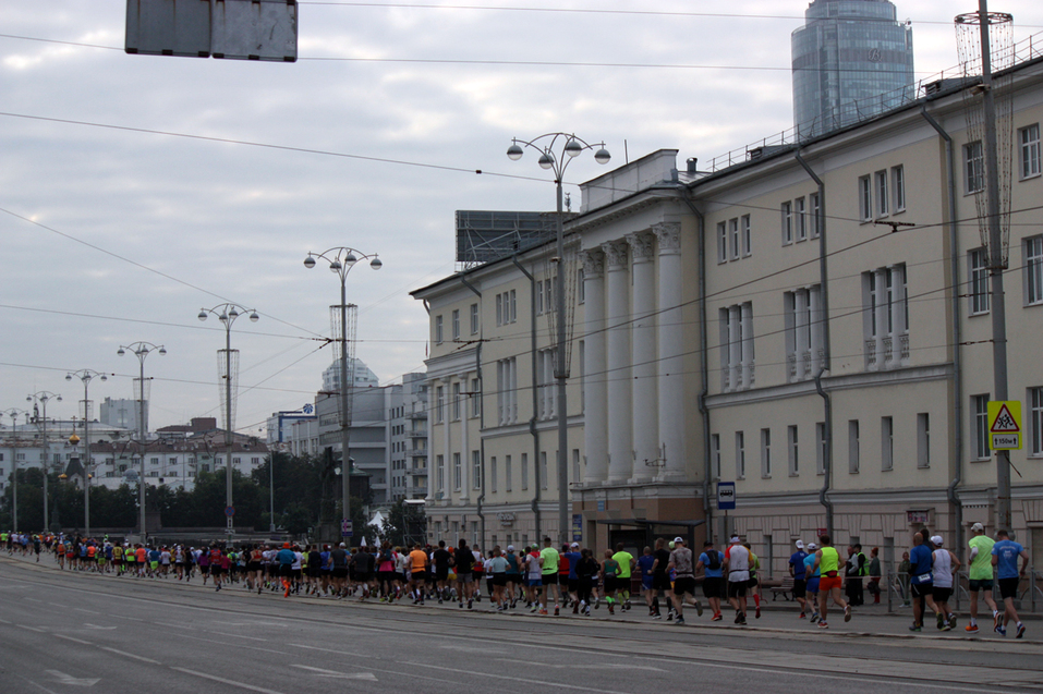 На старт пробега «Европа-Азия» в Екатеринбурге вышли бегуны из 352 городов / ФОТОРЕПОРТАЖ 2 На старт пробега «Европа-Азия» в Екатеринбурге вышли бегуны из 352 городов / ФОТОРЕПОРТАЖ 2