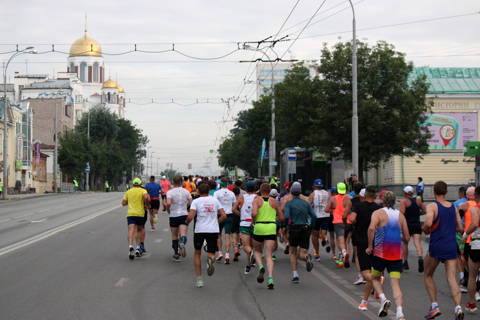 На старт пробега «Европа-Азия» в Екатеринбурге вышли бегуны из 352 городов / ФОТОРЕПОРТАЖ 10 На старт пробега «Европа-Азия» в Екатеринбурге вышли бегуны из 352 городов / ФОТОРЕПОРТАЖ 10