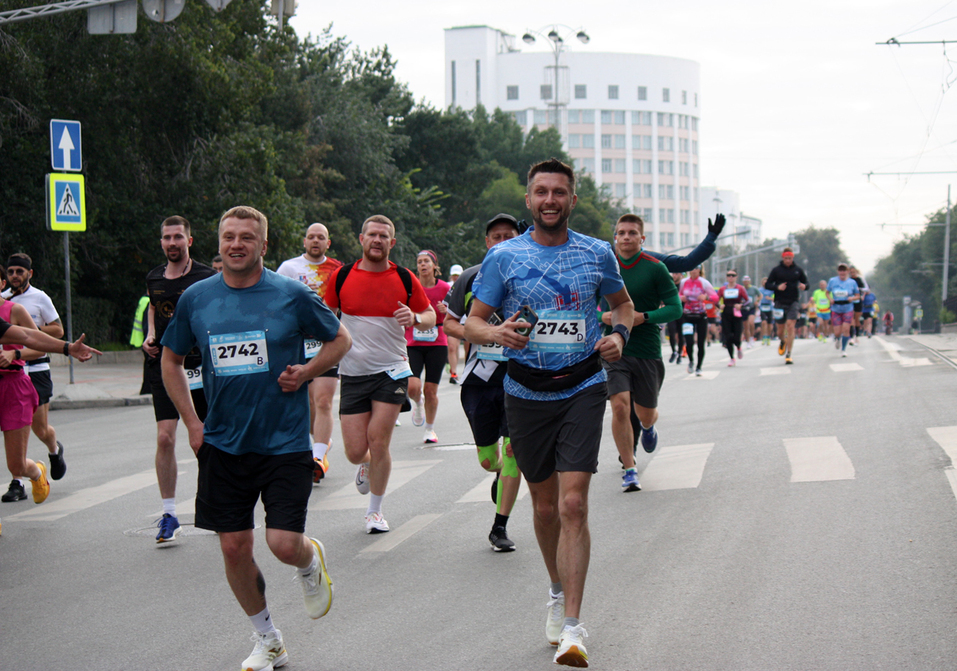На старт пробега «Европа-Азия» в Екатеринбурге вышли бегуны из 352 городов / ФОТОРЕПОРТАЖ 13 На старт пробега «Европа-Азия» в Екатеринбурге вышли бегуны из 352 городов / ФОТОРЕПОРТАЖ 13