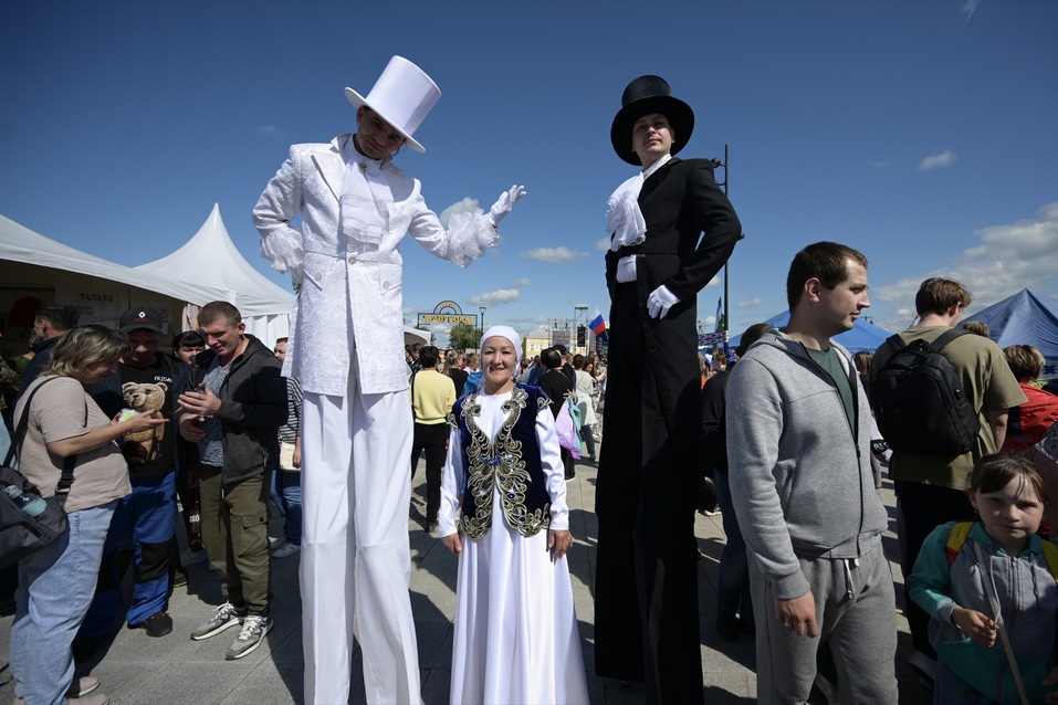 Прогулки на «Урале», театральный фестиваль и «Чайф»: как прошла Ирбитская ярмарка 1 Прогулки на «Урале», театральный фестиваль и «Чайф»: как прошла Ирбитская ярмарка 1