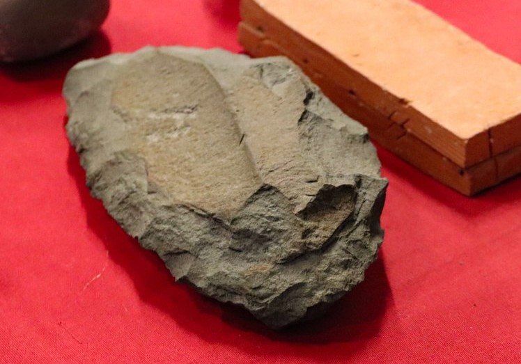 Палеолитическое рубило, найденное на берегах Ирбитского озера Палеолитическое рубило, найденное на берегах Ирбитского озера