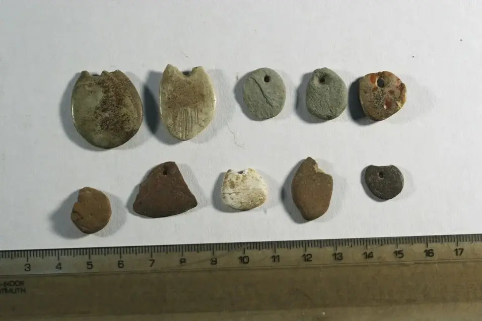 Украшения в виде подвесок, Каменные палатки Украшения в виде подвесок, Каменные палатки