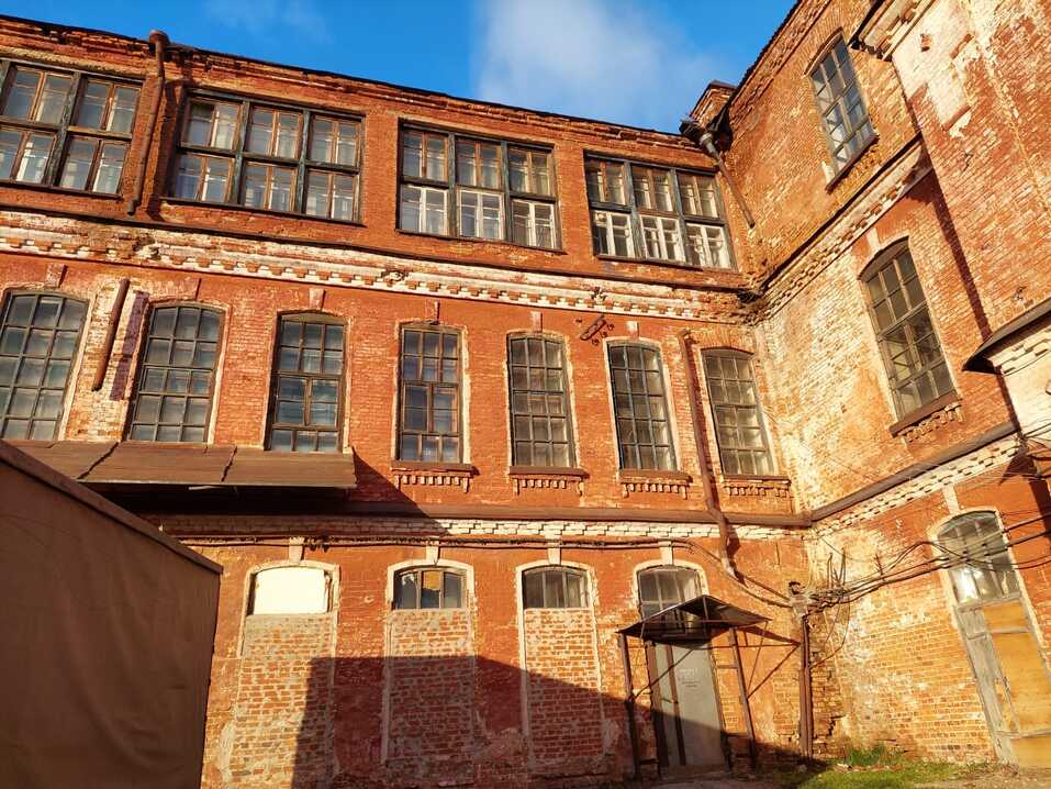 Трехэтажное здание арамильской суконной фабрики выставили на продажу 1 Трехэтажное здание арамильской суконной фабрики выставили на продажу 1