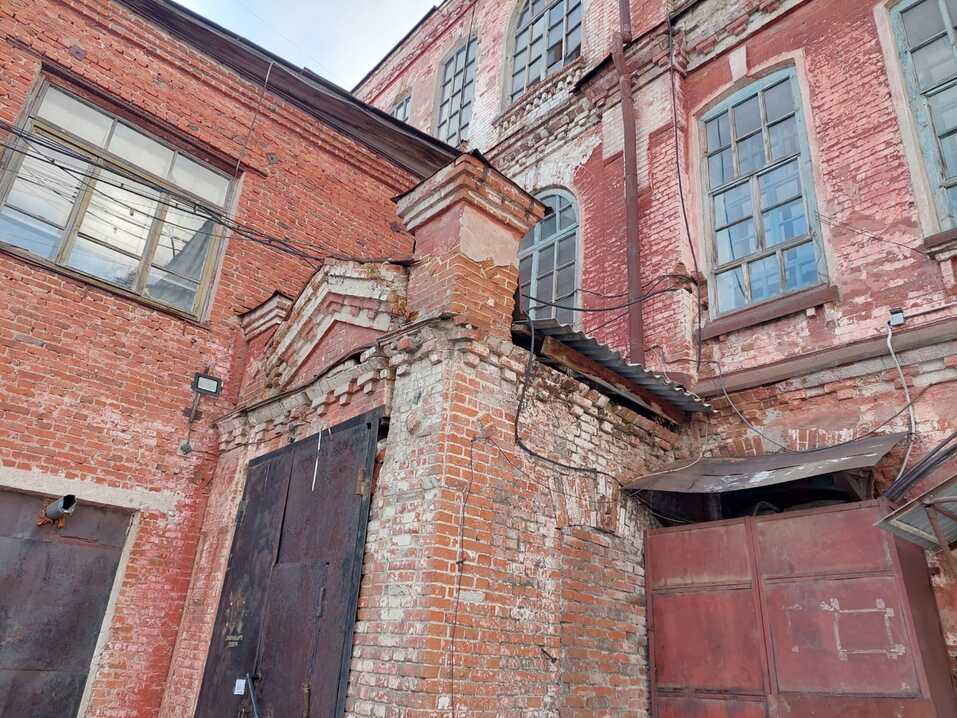 Трехэтажное здание арамильской суконной фабрики выставили на продажу 2 Трехэтажное здание арамильской суконной фабрики выставили на продажу 2