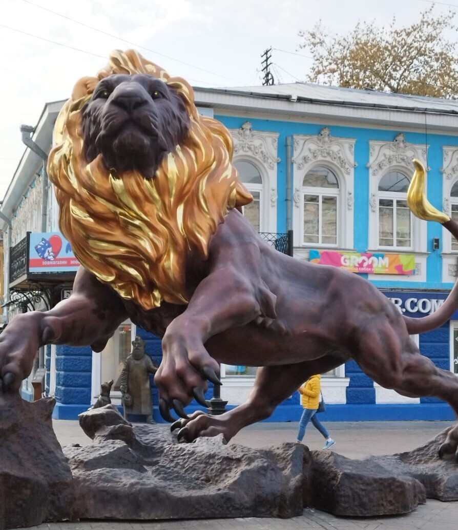 Вандалы разрубили золотого льва Андрея Симановского 1 Вандалы разрубили золотого льва Андрея Симановского 1